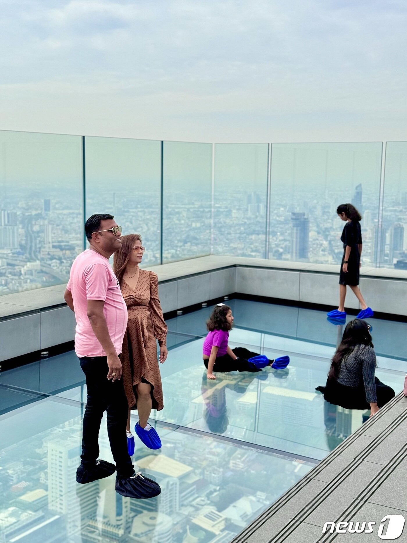 본문 이미지 - 마하나콘 스카이워크에 있는 'Glass tray'에서 관광객들이 사진을 찍고 있다.  ⓒ News1 이민주 기자