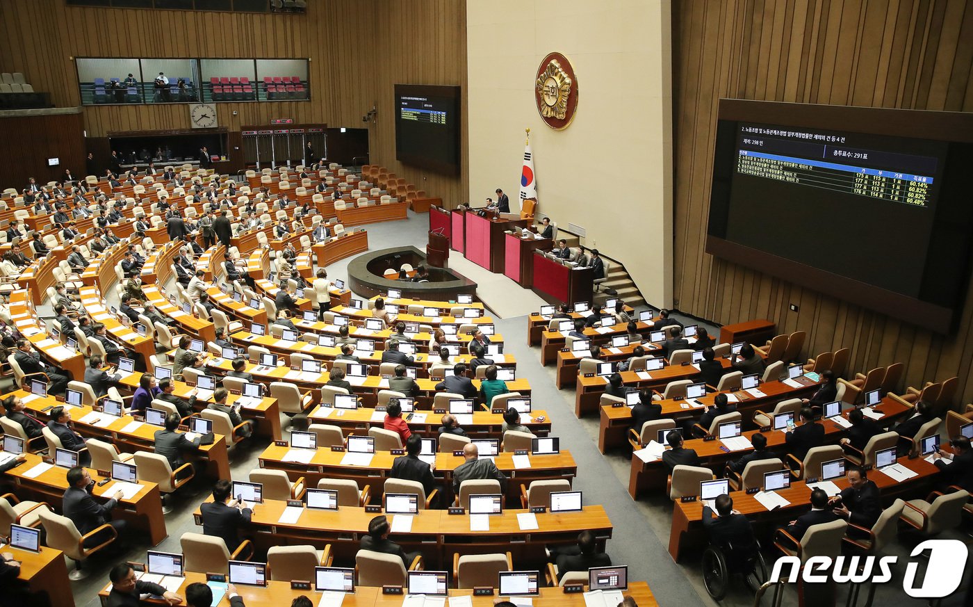 본문 이미지 - 8일 서울 여의도 국회 본회의장에서 열린 제410회국회(정기회) 제14차 본회의에서 재표결로 상정된 노조법 2·3조 개정안(노란봉투법)과 방송법·방송문화진흥회법·한국교육방송공사법 개정안(방송3법)이 부결되고 있다. 2023.12.8/뉴스1 ⓒ News1 임세영 기자