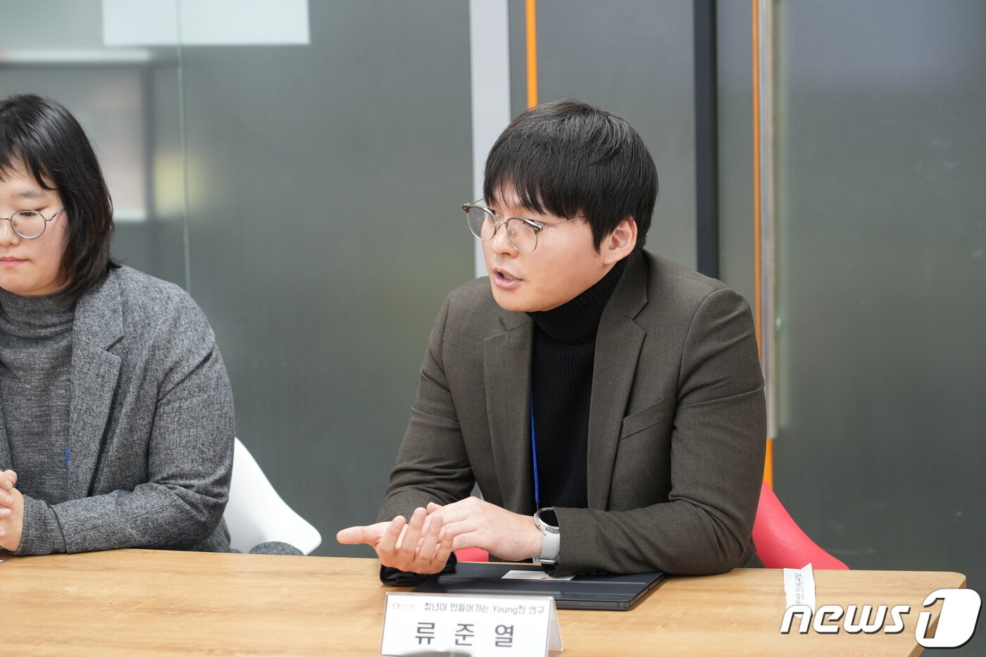 본문 이미지 - 류준열씨가 서울 중구 청년재단에서 인터뷰를 진행하고 있다.&#40;청년재단 제공&#41;