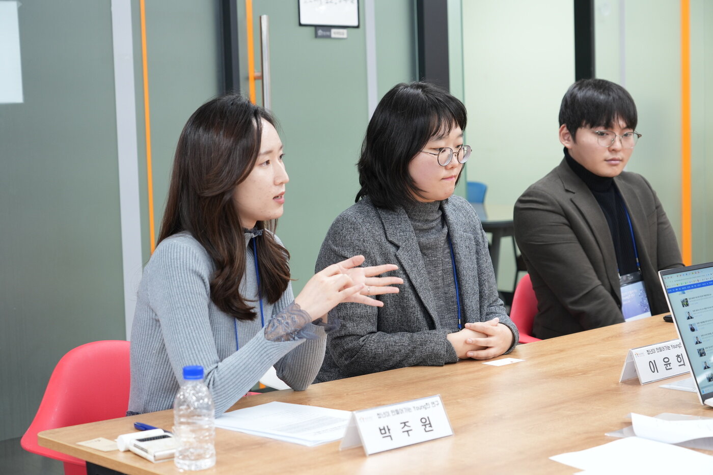 본문 이미지 - 박주원씨&#40;왼쪽&#41;가 서울 중구 청년재단에서 인터뷰를 진행하고 있다.&#40;청년재단 제공&#41;