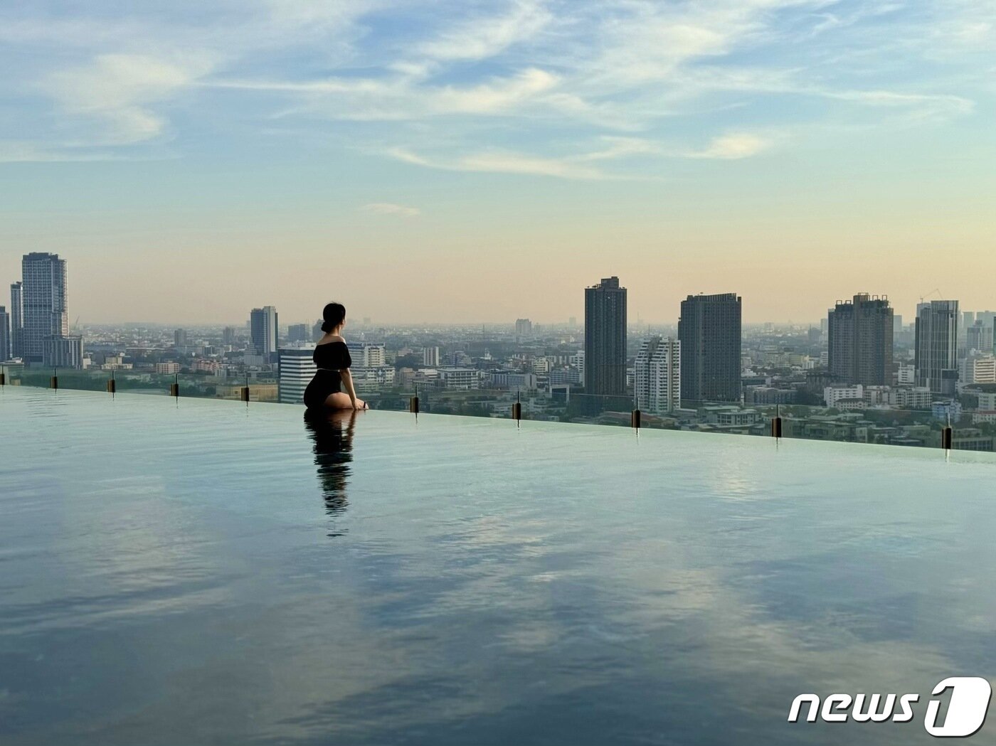 본문 이미지 - 137 필러스 레지던스 호텔 태국 방콕 27층 인피티니 풀에서 투숙객이 수영을 하고 있다.  ⓒ News1 이민주 기자
