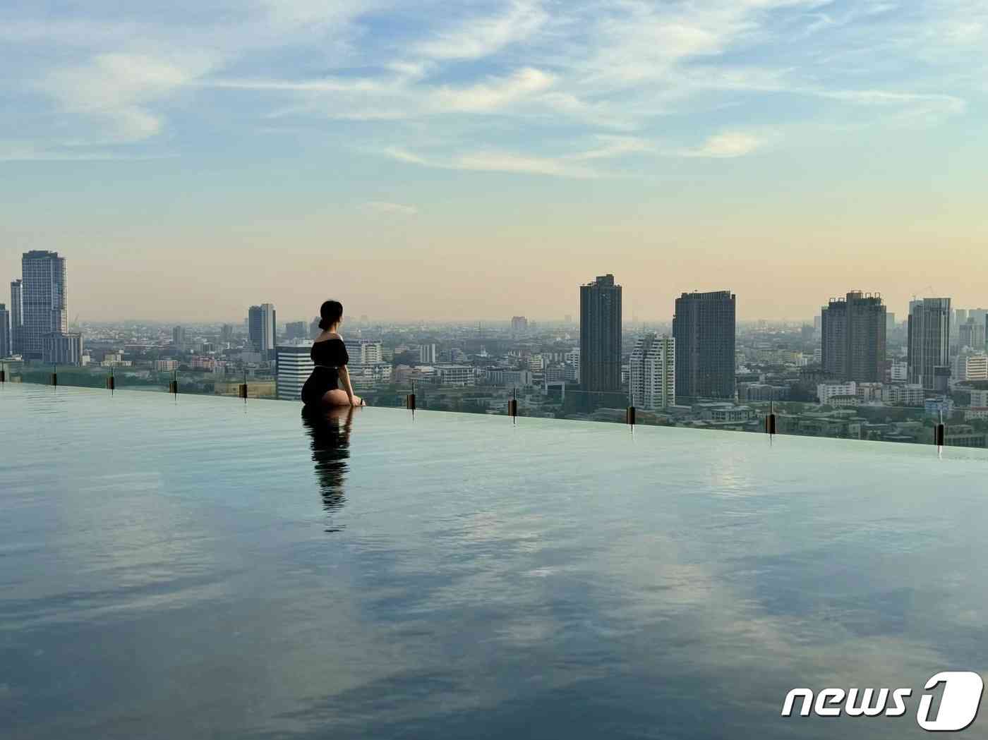 137 필러스 레지던스 호텔 태국 방콕 27층 인피티니 풀에서 투숙객이 수영을 하고 있다.  © News1 이민주 기자