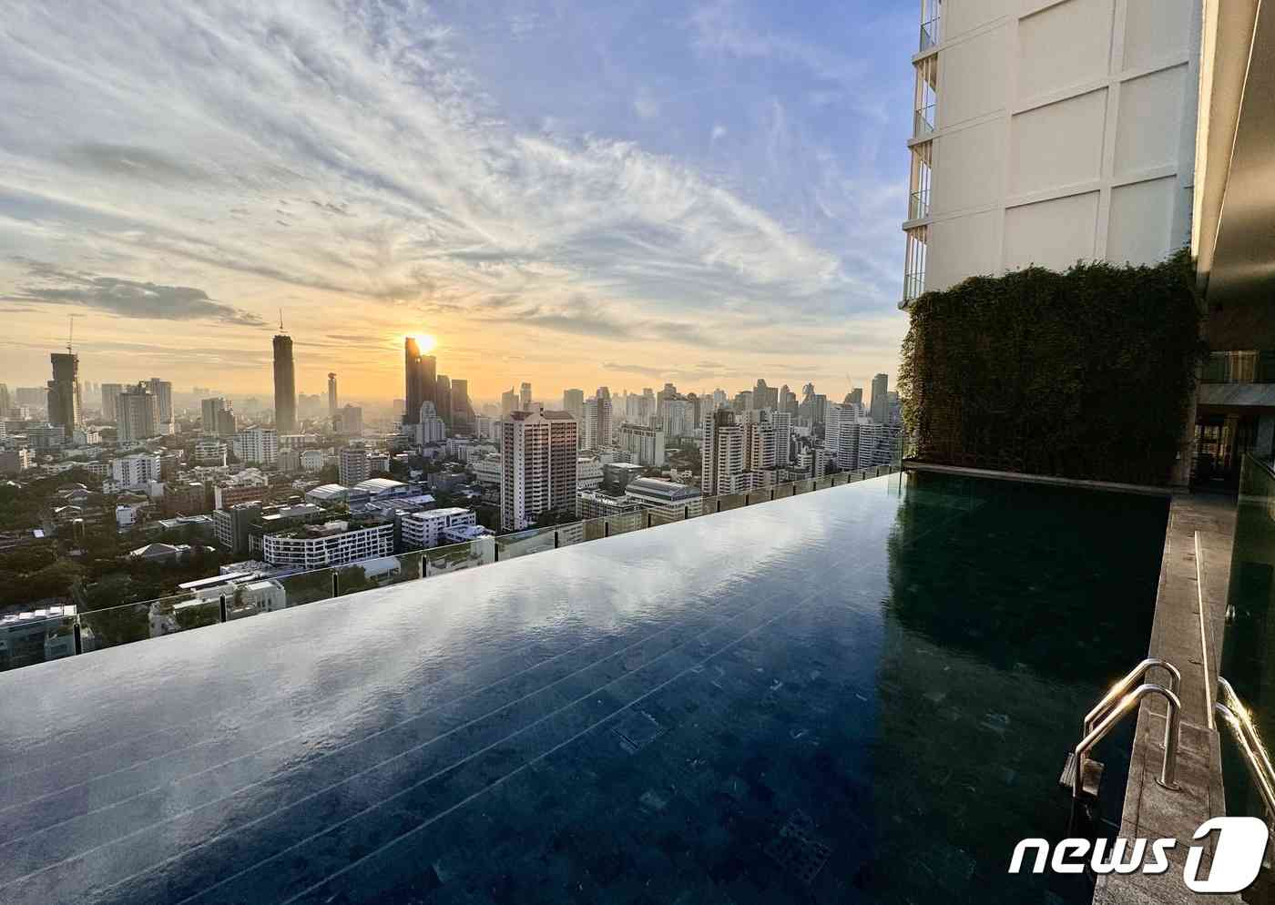 137 필러스 레지던스 호텔 태국 방콕에는 인피티니 풀이 2개 있다. 사진은 27층의 인피니티 풀. © News1 이민주 기자