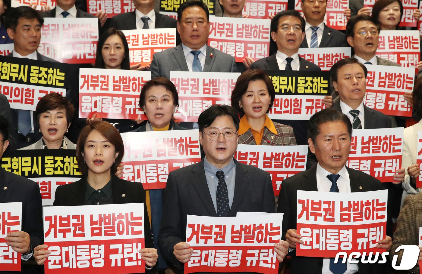 본문 이미지 - 홍익표 더불어민주당 원내대표 및 의원들이 8일 오후 서울 여의도 국회 로텐더홀 계단 앞에서 열린 윤석열정권 거부권 남발 및 '노란봉투법·방송법' 재의 부결 규탄대회에서 피켓을 들고 구호를 외치고 있다. 2023.12.8/뉴스1 ⓒ News1 임세영 기자