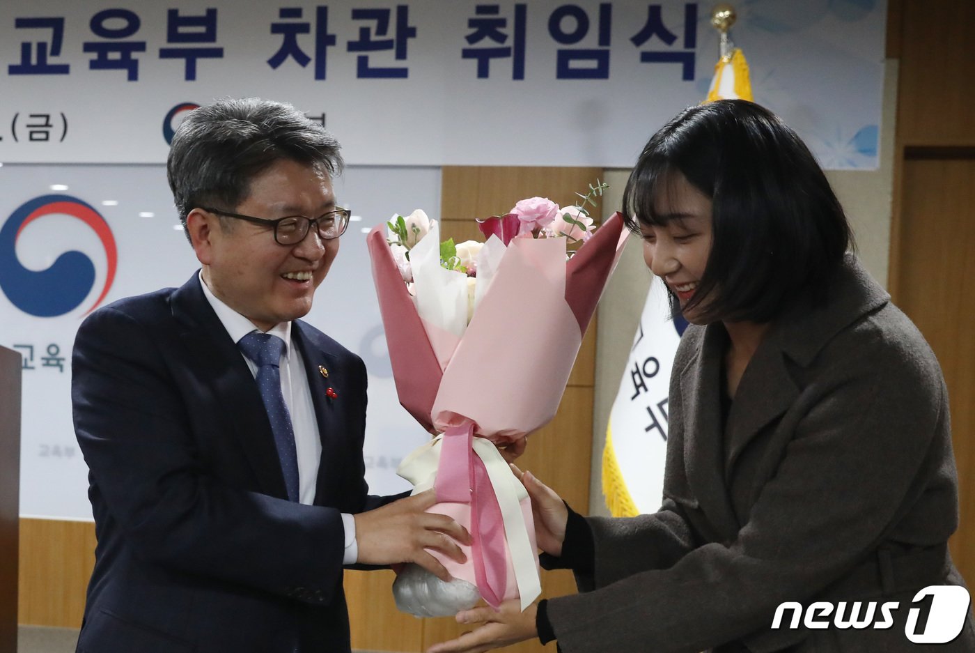 본문 이미지 - 오석환 신임 교육부 차관이 8일 오후 세종시 정부세종청사에서 열린 취임식에 참석한 뒤 환영 꽃다발을 받고 있다. 2023.12.8/뉴스1 ⓒ News1 김기남 기자