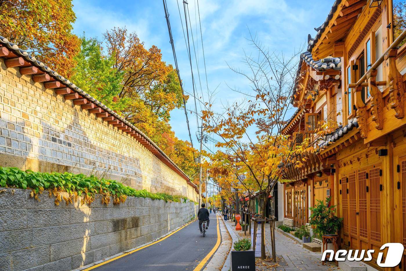 서순라길 종묘의 담장과 한옥의 조화가 돋보이는 길&#40;서울관광재단 제공&#41;