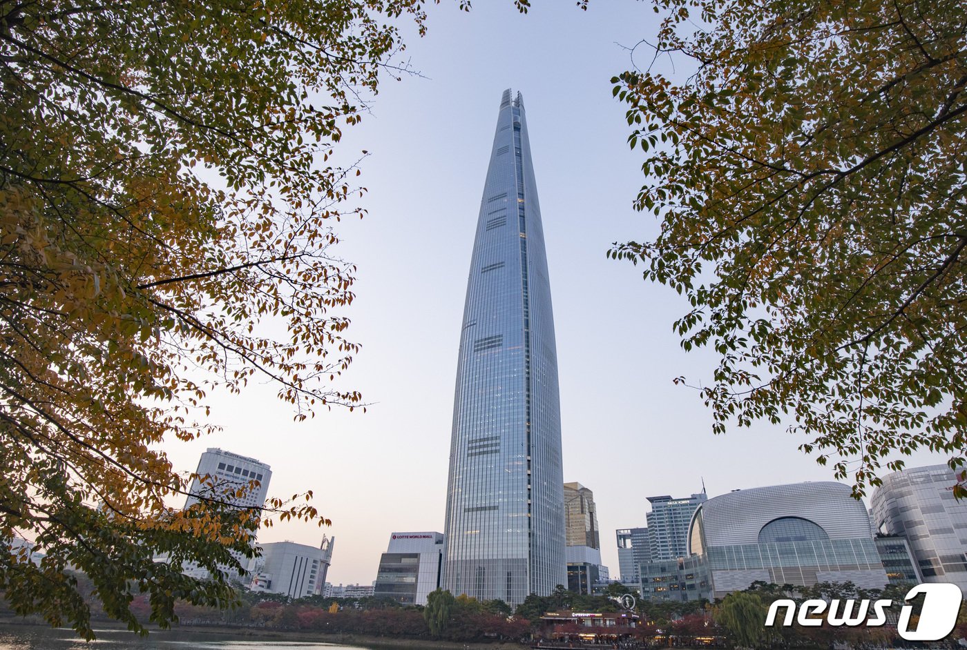 본문 이미지 - 석촌호수와 롯데타워의 모습&#40;서울관광재단 제공&#41;