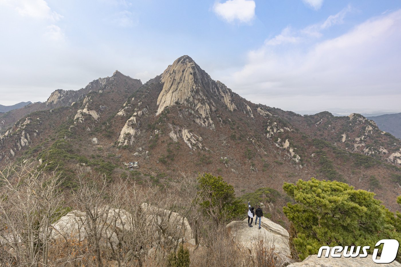 등산객들이 북한산에서 포즈를 취하고 있다&#40;서울관광재단 제공&#41;