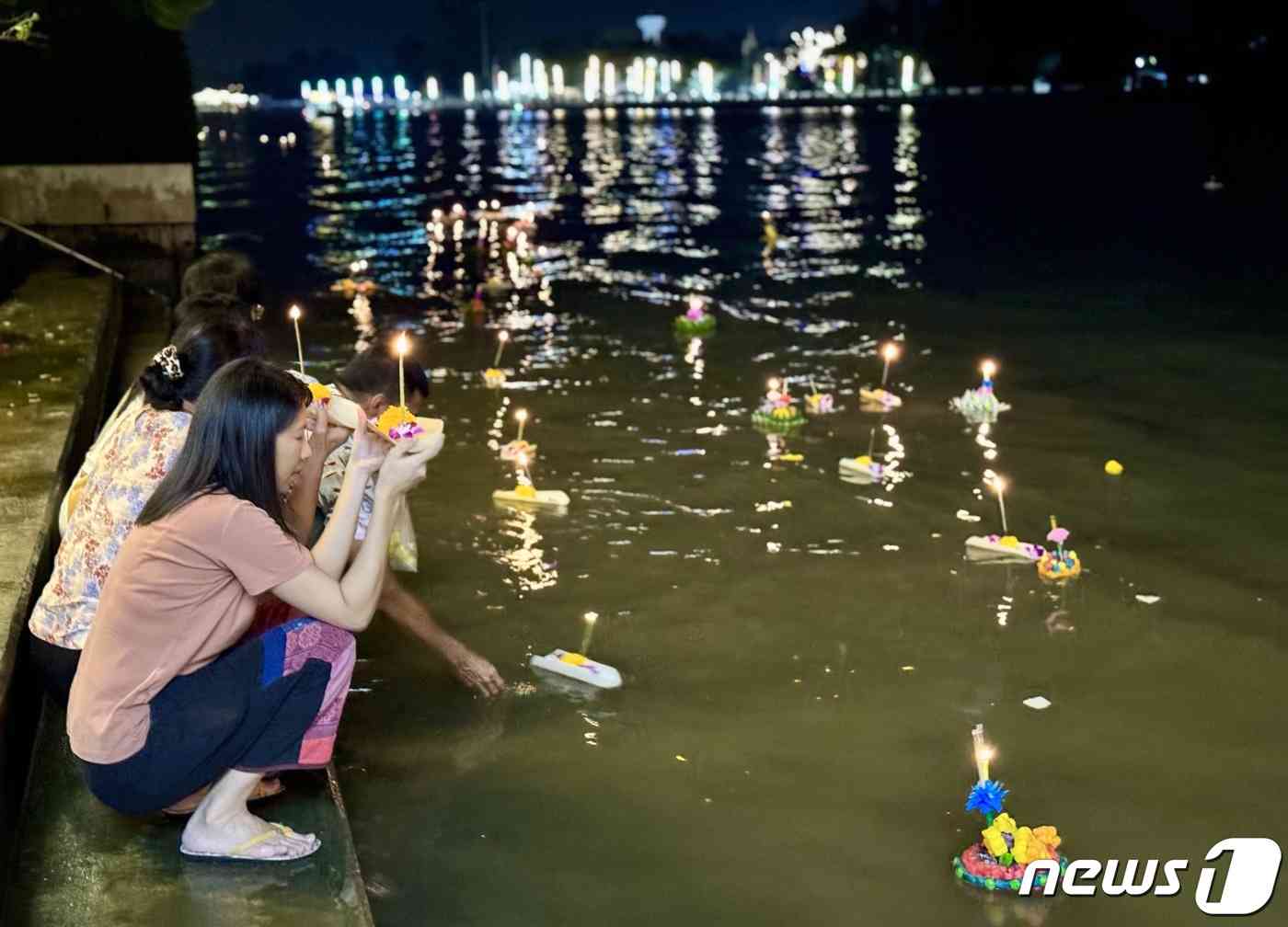 태국 방콕의 '로이 끄라통' 축제 방문객들이 소원을 비는 모습. © News1 이민주 기자