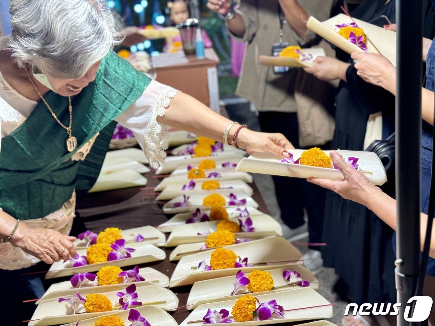 본문 이미지 - '로이 끄라통' 축제에 쓰는 끄라통은 바나나 잎과 줄기로 만든다.  ⓒ News1 이민주 기자