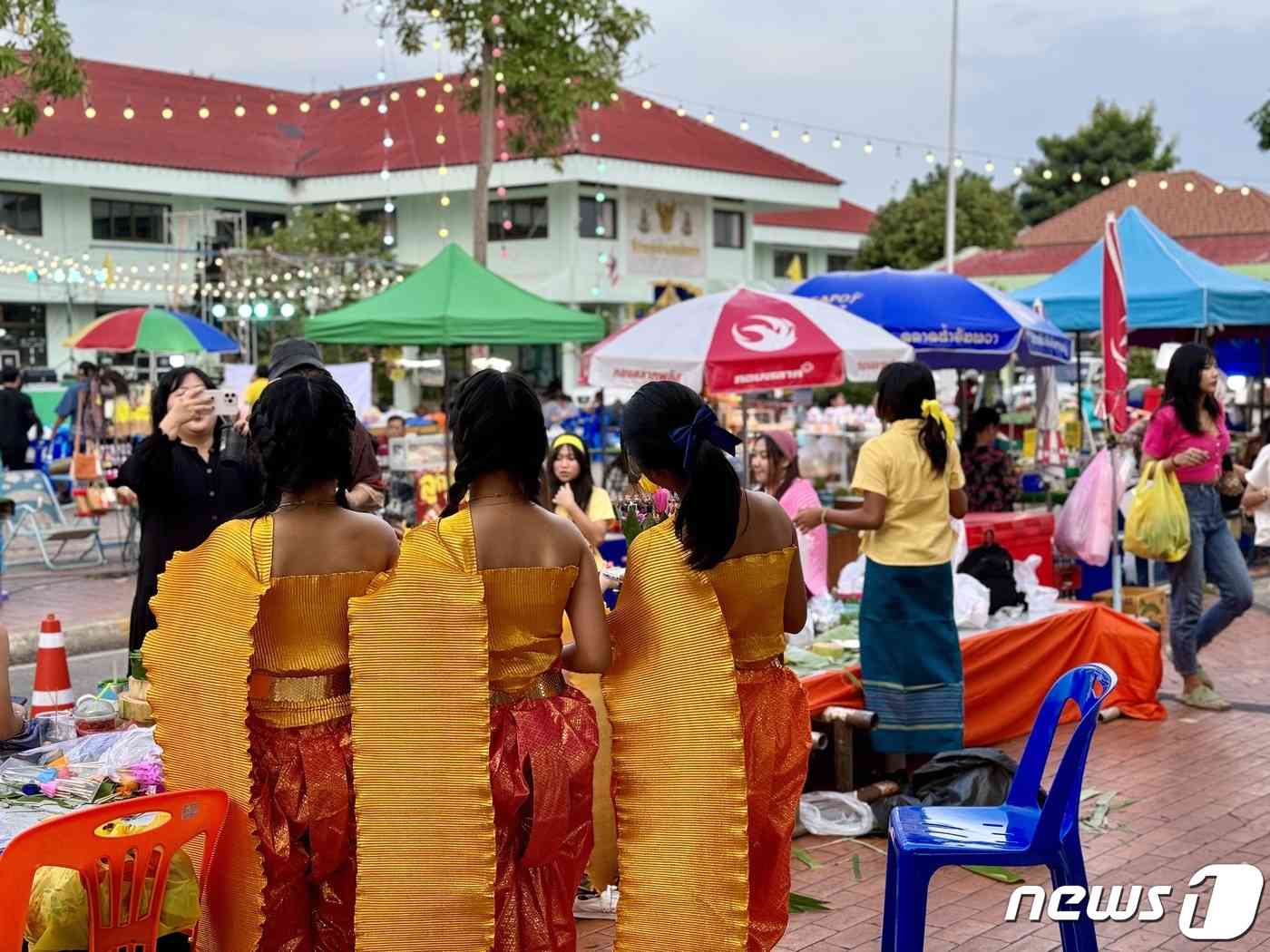 태국 방콕의 '로이 끄라통' 축제에 맞춰 전통의상을 입은 아이들이 보인다. © News1 이민주 기자