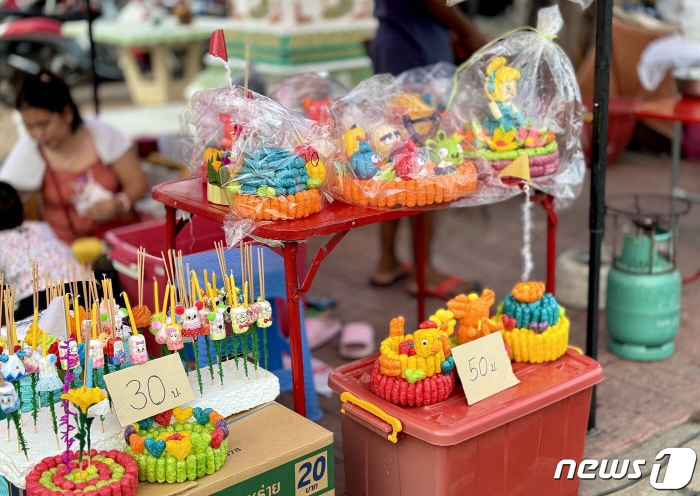 본문 이미지 - 최근에는 옥수수전분 수수깡을 사용한 끄라통이 인기다. ⓒ News1 이민주 기자