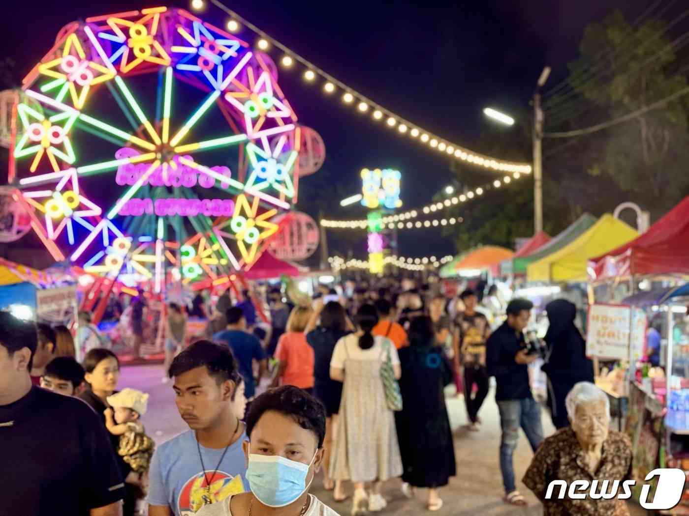 태국 방콕의 '로이 끄라통' 축제가 열리는 짜오프라야 강 인근에 노점상이 들어섰다. © News1 이민주 기자