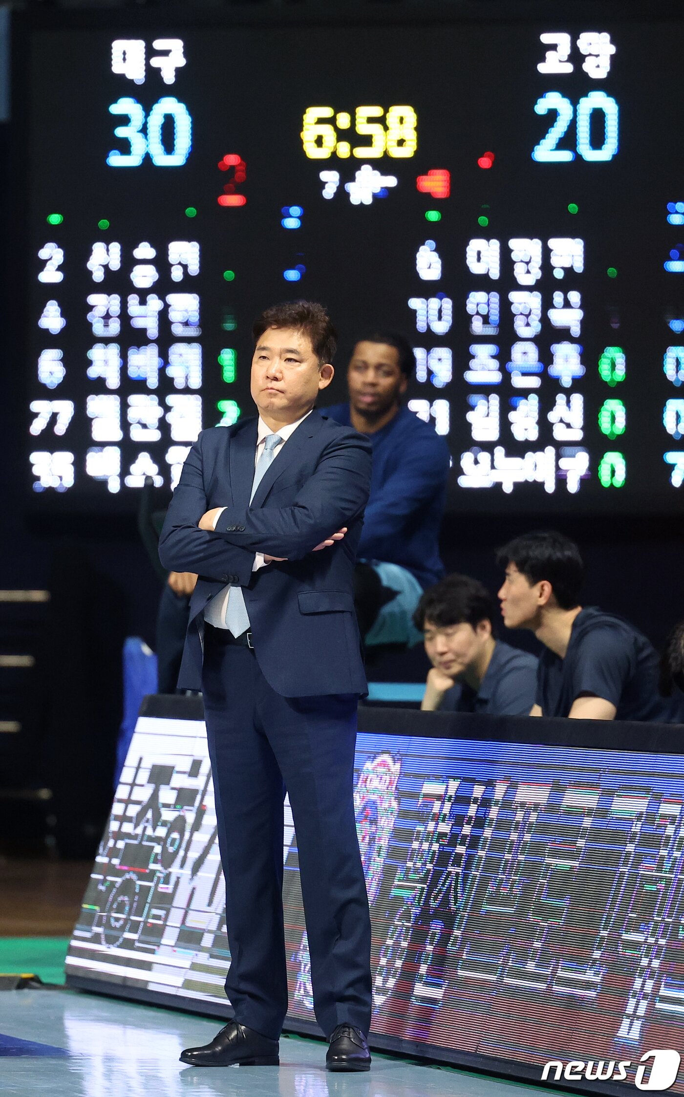 본문 이미지 - 8일 오후 경기 고양 소노 아레나에서 열린 '2023-2024 정관장 프로농구' 고양 소노 스카이거너스와 대구 한국가스공사 페가수스의 경기, 고양 김승기 감독이 2쿼터 굳은 표정으로 경기를 지켜보고 있다. 2023.12.8/뉴스1 ⓒ News1 김진환 기자
