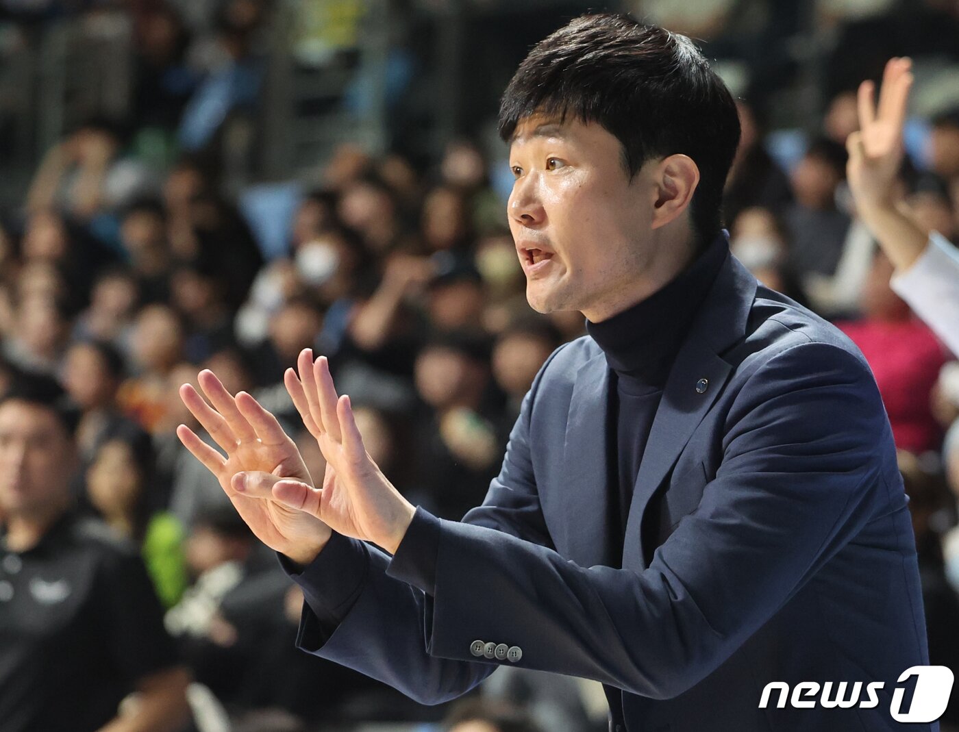 본문 이미지 - 8일 오후 경기 고양 소노 아레나에서 열린 '2023-2024 정관장 프로농구' 고양 소노 스카이거너스와 대구 한국가스공사 페가수스의 경기, 대구 강혁 감독이 선수들에게 작전을 지시하고 있다. 2023.12.8/뉴스1 ⓒ News1 김진환 기자