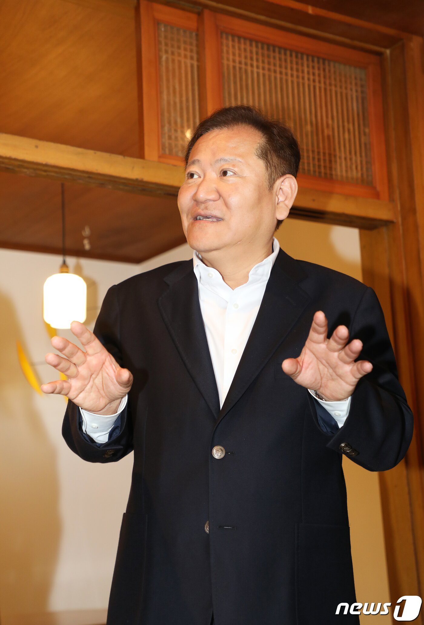 본문 이미지 - 이상민 행정안전부 장관이 9일 오전 제주시 조천읍 북촌리에 있는 농어촌 빈집 활용 숙박시설인 ㈜다자요의 북촌포구집을 살펴보고 있다.2023.12.9./뉴스1 ⓒ News1 오미란 기자