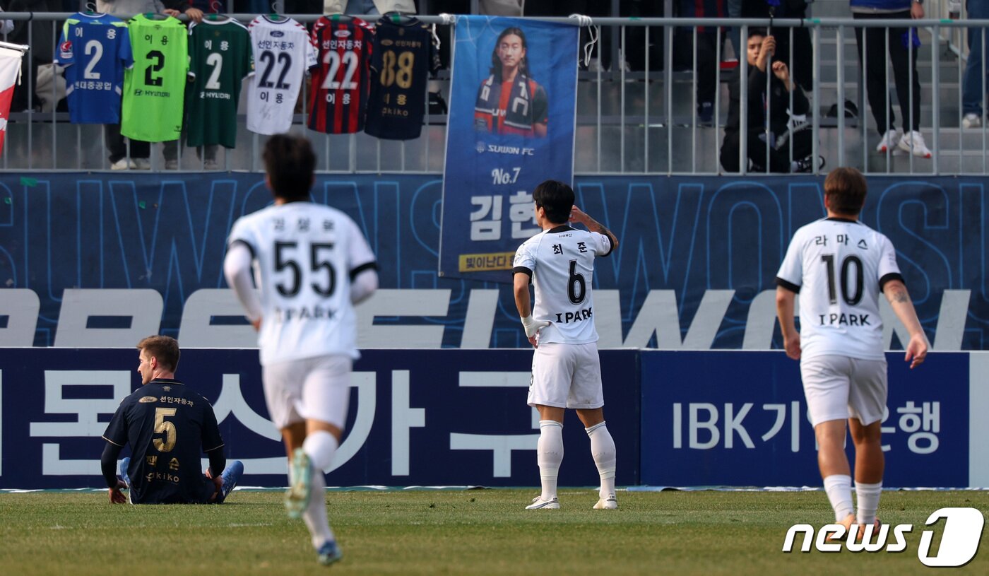 본문 이미지 - 9일 경기 수원종합운동장에서 열린 하나원큐 K리그 승강 플레이오프 2차전 수원FC와 부산 아이파크의 경기, 부산 최준이 선제골을 넣은 후 세리머니를 하고 있다. 2023.12.9/뉴스1 ⓒ News1 김성진 기자