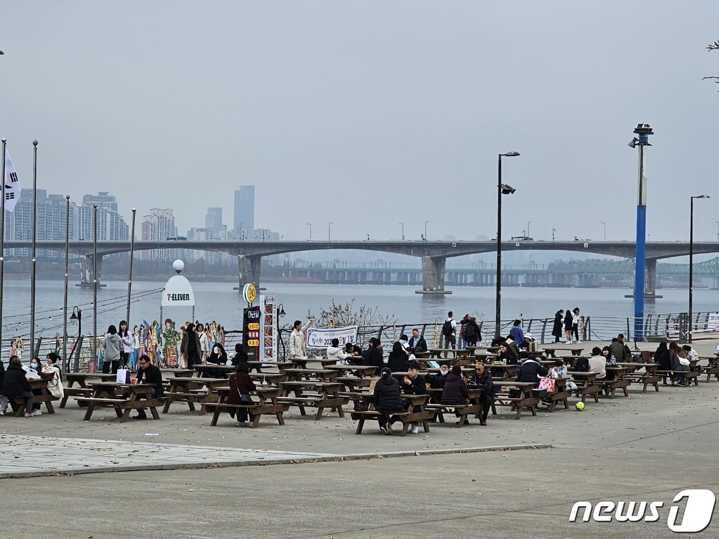 9일 오후 서울 영등포구 여의도한강공원 식당가 벤치에서 나들이객이 식사를 하고 있다.