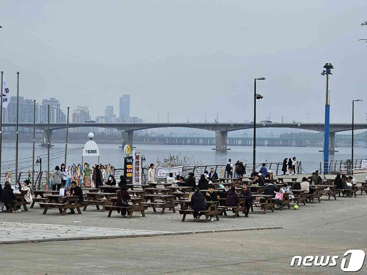 9일 오후 서울 영등포구 여의도한강공원 식당가 벤치에서 나들이객이 식사를 하고 있다.