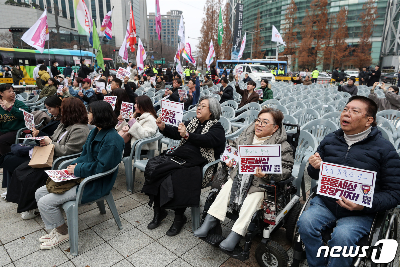 (서울=뉴스1) 이승배 기자 = 9일 오후 서울 종로구 보신각 앞에서 열린 '세계인권선언 75주년 인권궐기대회'에서 참석자들이 구호를 외치고 있다. 2023.12.9/뉴스1