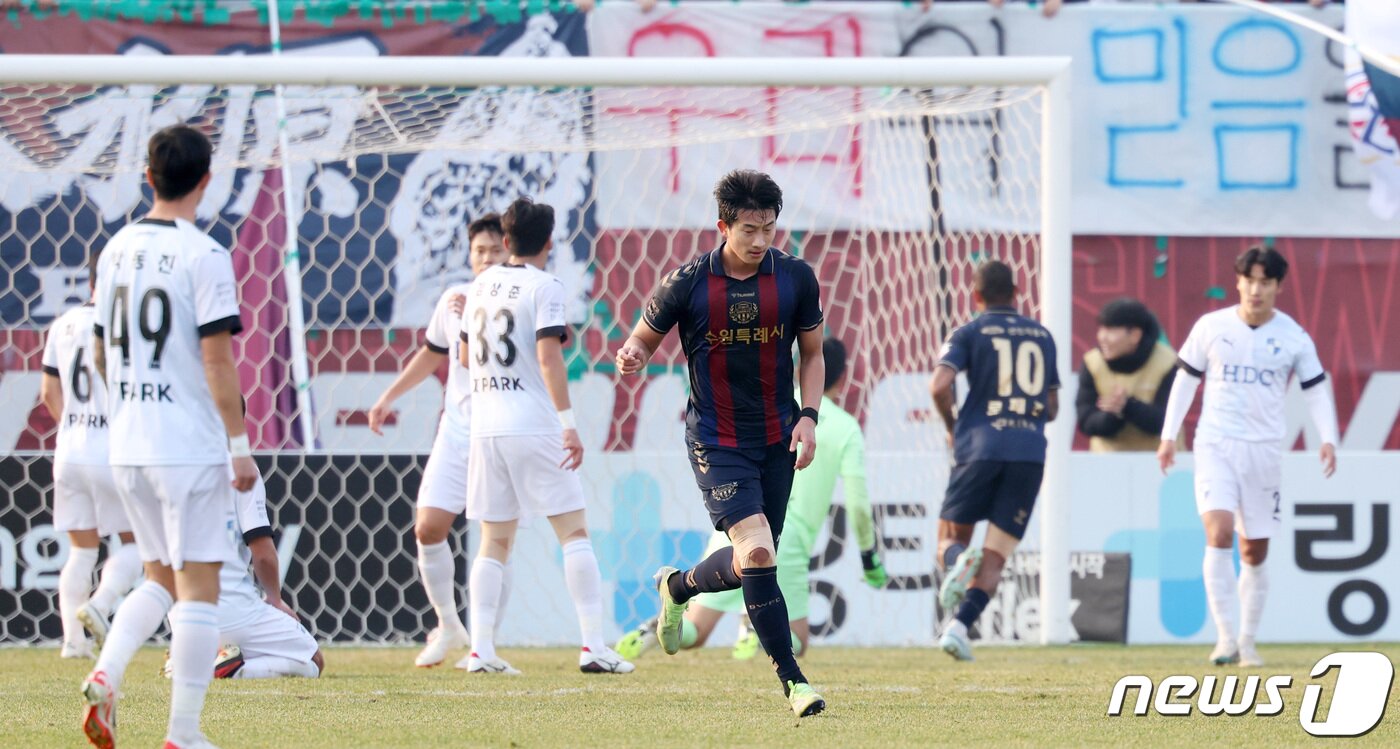 본문 이미지 - 9일 경기 수원종합운동장에서 열린 하나원큐 K리그 승강 플레이오프 2차전 수원FC와 부산 아이파크의 경기, 수원FC 김현이 동점골을 넣은 후 센터서클로 향하고 있다. 2023.12.9/뉴스1 ⓒ News1 김성진 기자