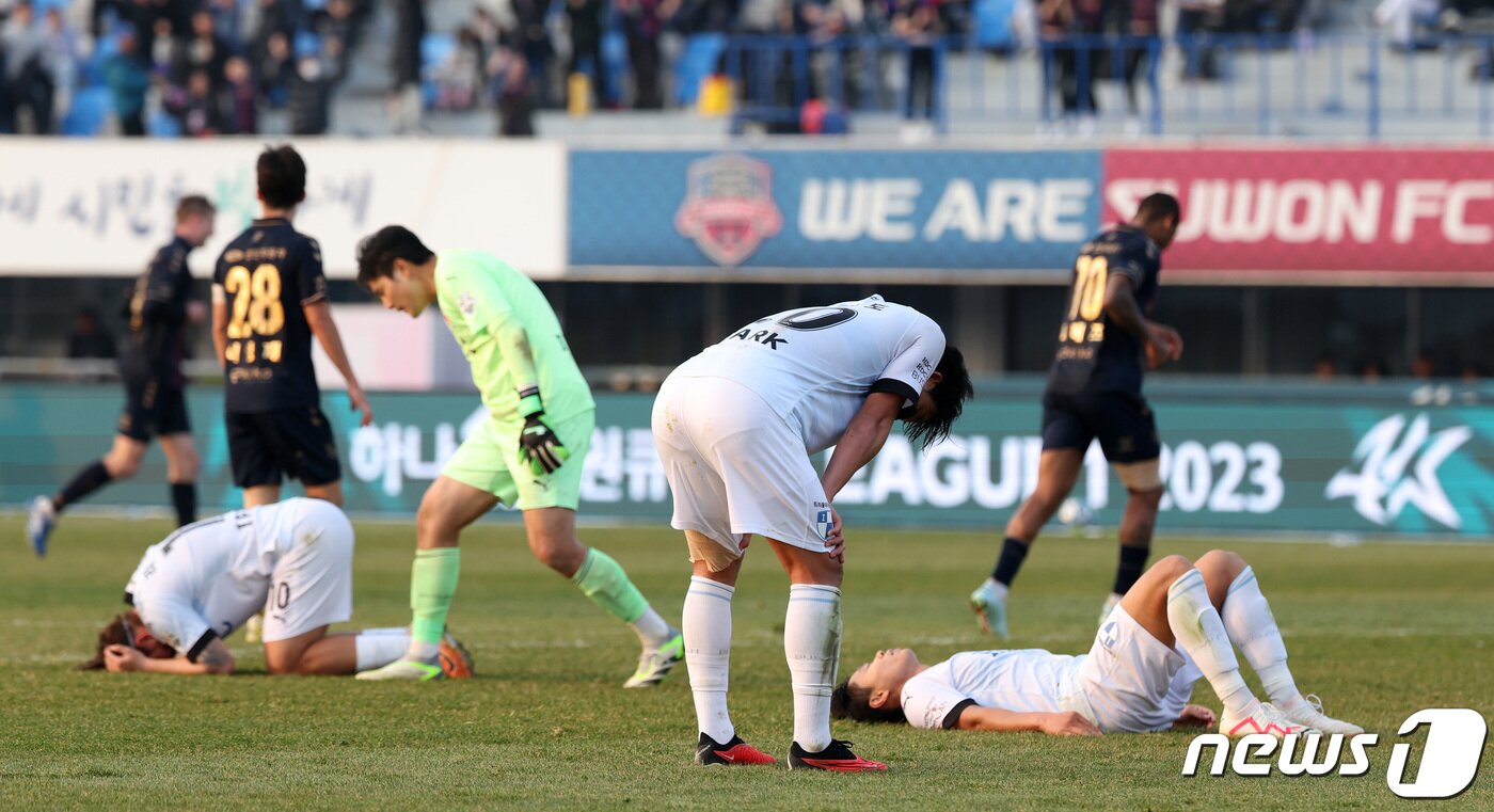 본문 이미지 - 9일 경기 수원종합운동장에서 열린 하나원큐 K리그 승강 플레이오프 2차전 수원FC와 부산 아이파크의 경기, 부산 아이파크 선수들이 연장 전반 수원FC 정재용의 추가골이 터지자 좌절하고 있다. 2023.12.9/뉴스1 ⓒ News1 김성진 기자