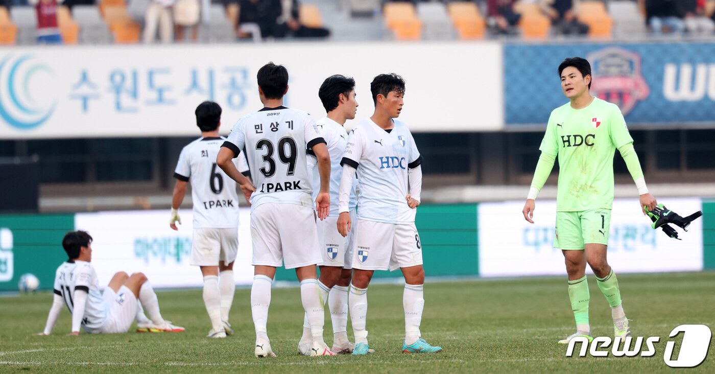 본문 이미지 - 부산 아이파크 선수들이 9일 경기 수원종합운동장에서 열린 하나원큐 K리그 승강 플레이오프 2차전 수원FC와 부산 아이파크의 경기에서 2-5로 패배하며 승격에 실패하자 아쉬워하고 있다. 2023.12.9/뉴스1 ⓒ News1 김성진 기자