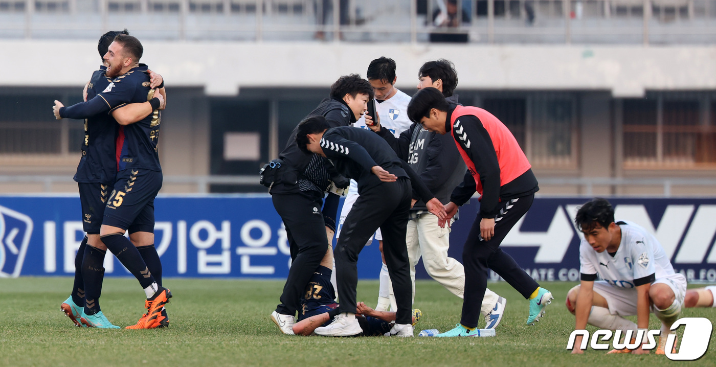 (수원=뉴스1) 김성진 기자 = 수원FC 선수들이 9일 경기 수원종합운동장에서 열린 하나원큐 K리그 승강 플레이오프 2차전 수원FC와 부산 아이파크의 경기에서 5-2로 승리하며 잔 …