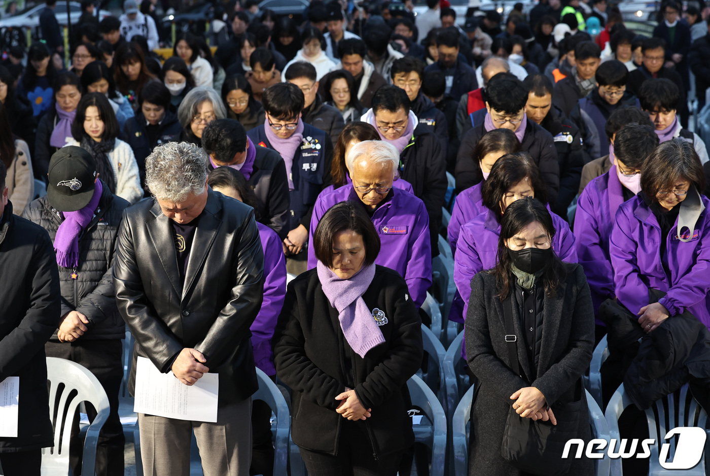 (서울=뉴스1) 구윤성 기자 = 태안화력발전소 비정규직 노동자인 고(故) 김용균 씨의 어머니 김미숙 김용균재단 대표와 참가자들이 9일 오후 서울 종로구 보신각에서 열린 5주기 추모 …