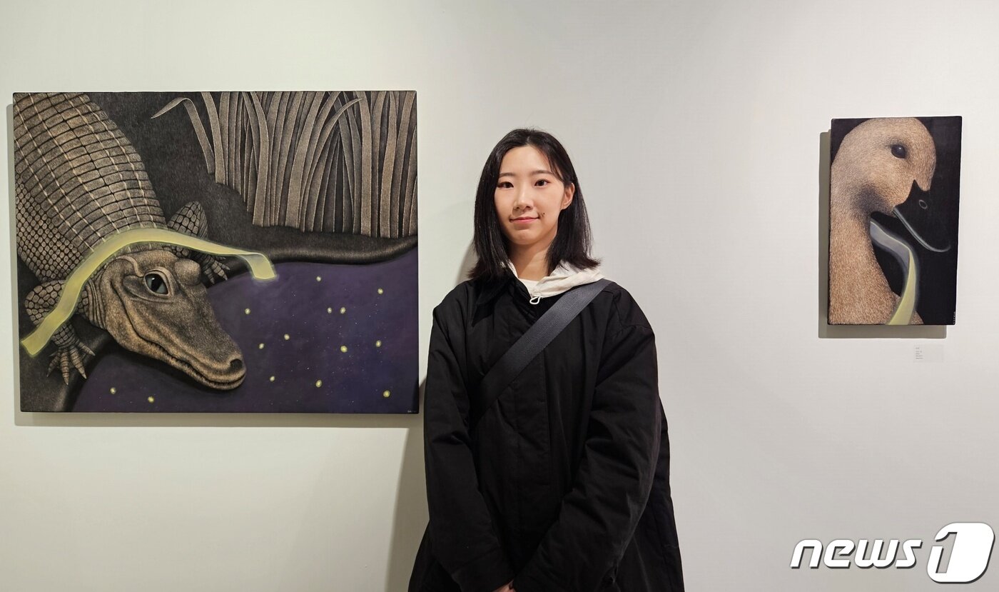 본문 이미지 - 슈무 작가는 9일 서울 성동구 성수동에서 열린 갤러리 루안앤코 재개관 기념 행사에서 작품을 선보였다. ⓒ 뉴스1 최서윤 기자