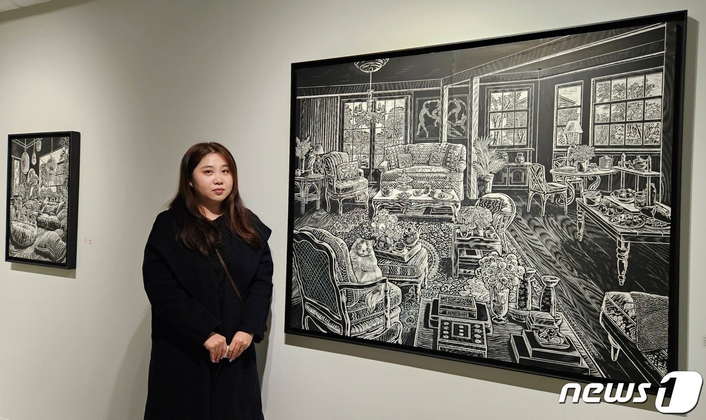 본문 이미지 - 허온 작가는 9일 서울 성동구 성수동에서 열린 갤러리 루안앤코 재개관 기념 행사에서 작품을 선보였다. ⓒ 뉴스1 최서윤 기자