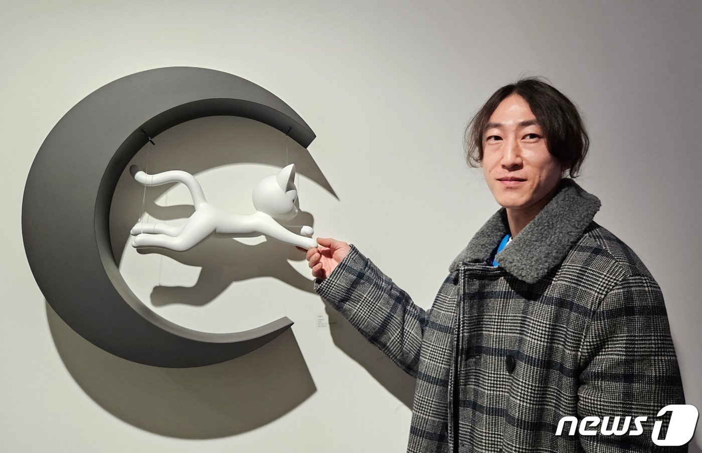 본문 이미지 - 임승섭 작가는 9일 서울 성동구 성수동에서 열린 갤러리 루안앤코 재개관 기념 행사에서 작품을 선보였다. ⓒ 뉴스1 최서윤 기자