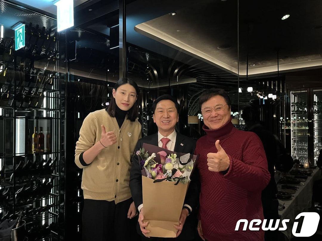 본문 이미지 - 김기현 국민의힘 의원이 지난 27일 자신의 SNS에 &#34;어제&#40;26일&#41; 반가운 얼굴들과 함께 편안한 저녁을 보냈다.  당대표 선거에 나선 저를 응원하겠다며 귀한 시간을 내주고, 꽃다발까지 준비해준 김연경 선수와 남진 선생님께 감사한다&#34;라는 글을 올렸다. 이후 가수 남진은 자신이 김 의원을 지지한 것으로 알려지자 &#34;전혀 모르는 사이다, 당혹 스럽다&#34;며  항변하는 일이 일어났다. &#40;SNS 갈무리&#41; ⓒ 뉴스1