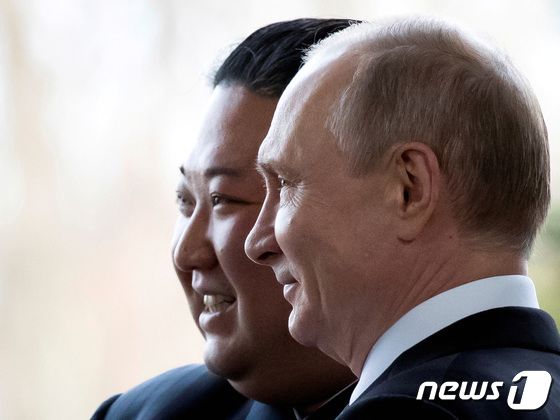 북한, '러시아 전승절' 맞아 친선 모임 진행…'밀착' 과시 - 뉴스1