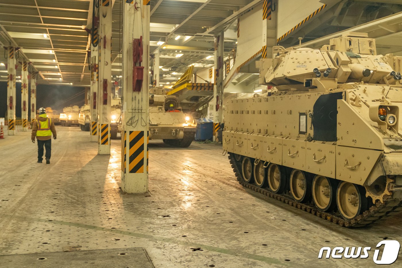 본문 이미지 - 25일&#40;현지시간&#41; 미국 사우스캐롤라이나주 노스찰스턴 수송장에서 우크라이나 군 지원용 브래들리 전차가 수송선에 선적되고 있다. ⓒ 로이터=뉴스1 ⓒ News1 우동명 기자