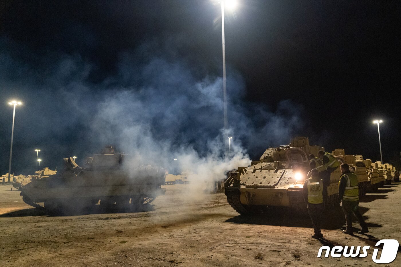 본문 이미지 - 25일(현지시간) 미국 사우스캐롤라이나주 노스찰스턴 수송장에서 우크라이나 군 지원용 브래들리 전차가 수송선에 선적되고 있다. ⓒ 로이터=뉴스1 ⓒ News1 우동명 기자