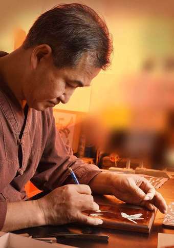 본문 이미지 - 국가무형문화재 '나전장' 보유자 장철영씨. (문화재청 제공)  