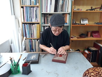 본문 이미지 - 국가무형문화재 '나전장' 보유자 최상훈씨. (문화재청 제공)   