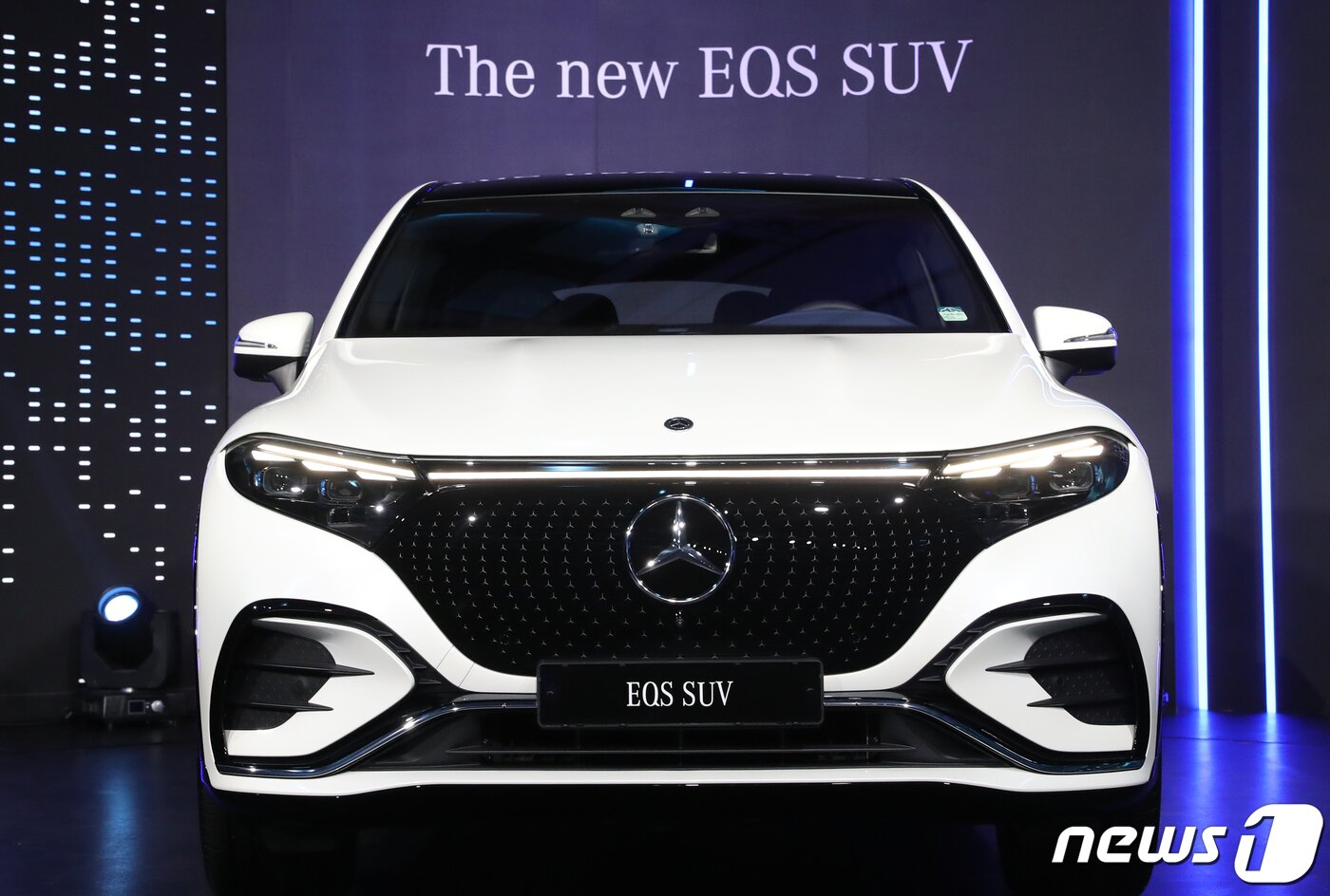 본문 이미지 - 메르세데스-벤츠 코리아가 1일 오전 서울 용산 그랜드 하얏트 호텔에서 대형 전기차 전용 아키텍처 'EVA2'를 기반으로 개발된 최초의 럭셔리 SUV '더 뉴 EQS SUV'를 선보이고 있다. EQS는 107.1kWh 배터리를 탑재했으며 국내 인증 기준 1회 충전시  각각 최대 459km와 447km 주행이 가능하다. ⓒ News1 권현진 기자