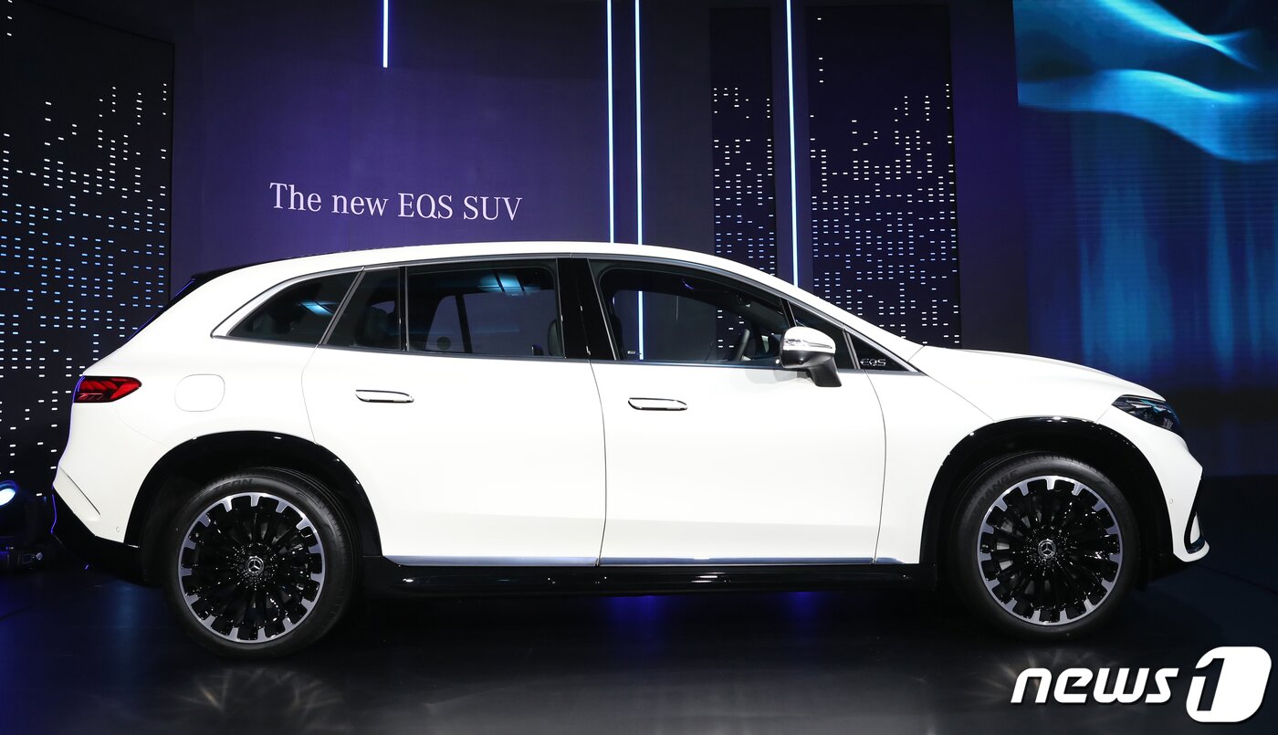 본문 이미지 - 1일 오전 서울 용산 그랜드 하얏트 호텔에서 메르세데스-벤츠 코리아의 럭셔리 전기 SUV '더 뉴 EQS SUV'가 국내 최초로 공개됐다. ⓒ News1 권현진 기자