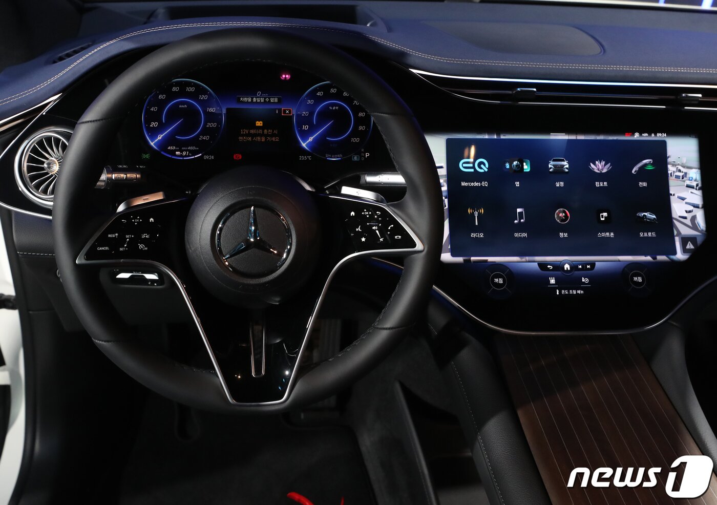 본문 이미지 - 메르세데스-벤츠 코리아가 1일 오전 서울 용산 그랜드 하얏트 호텔에서 대형 전기차 전용 아키텍처 'EVA2'를 기반으로 개발된 최초의 SUV '더 뉴 EQS SUV'를 공개했다. 최첨단 디지털 요소 및 러셔리한 실내 인테리어가 눈길을 끈다. ⓒ News1 권현진 기자