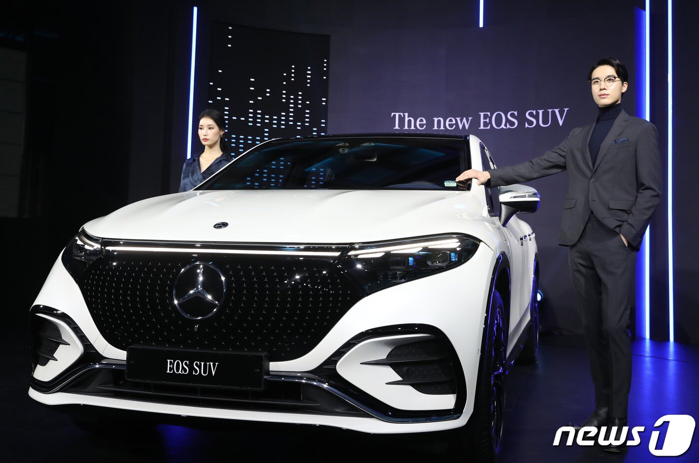 본문 이미지 - 메르세데스-벤츠 코리아가 대형 전기차 전용 아키텍처 'EVA2'를 기반으로 개발된 최초의 럭셔리 SUV '더 뉴 EQS SUV'를 공개했다. ⓒ News1 권현진 기자