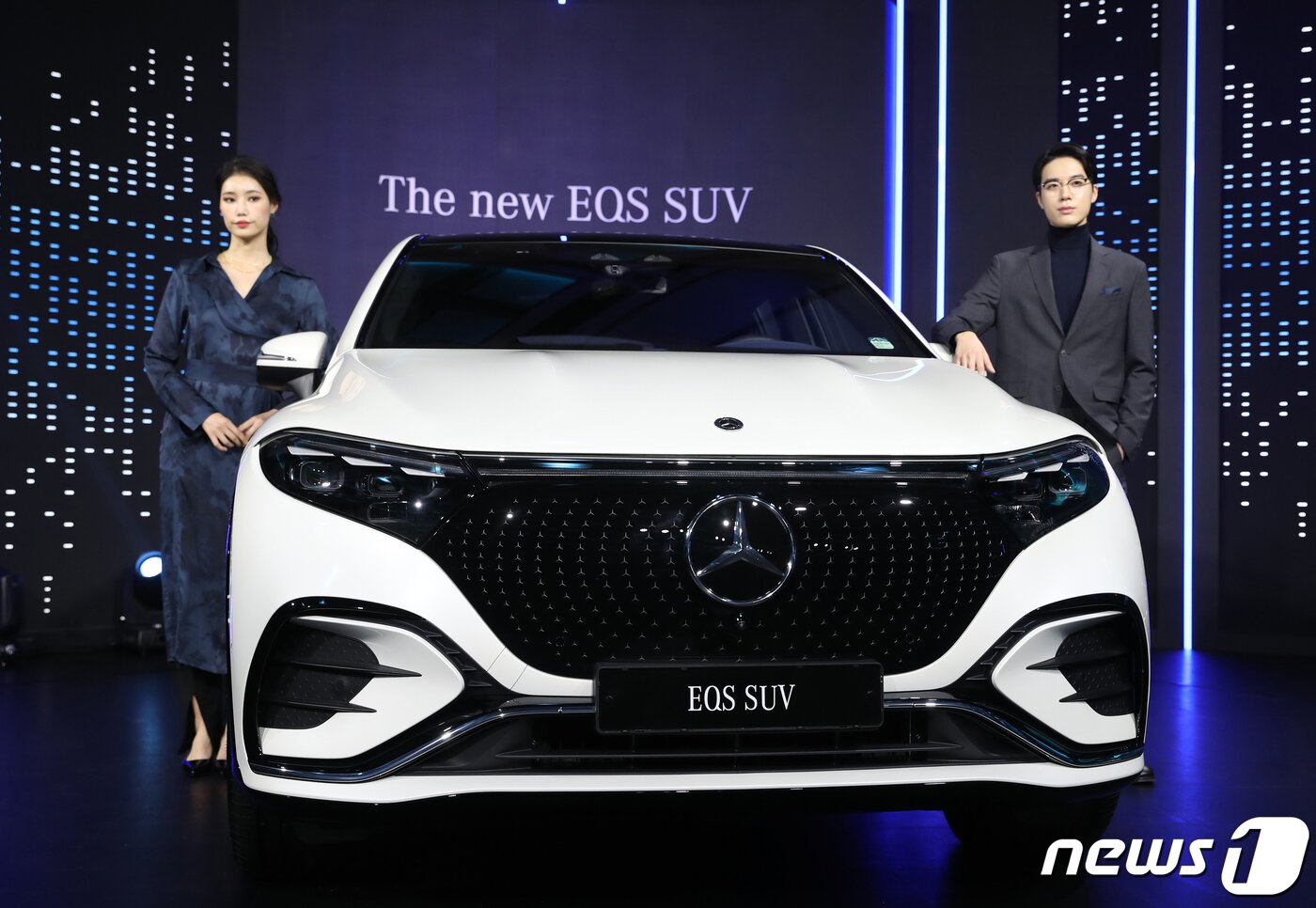 본문 이미지 - 메르세데스-벤츠 코리아가 1일 오전 서울 용산 그랜드 하얏트 호텔에서 럭셔리 SUV '더 뉴 EQS SUV'를 선보이고 있다. ⓒ News1 권현진 기자