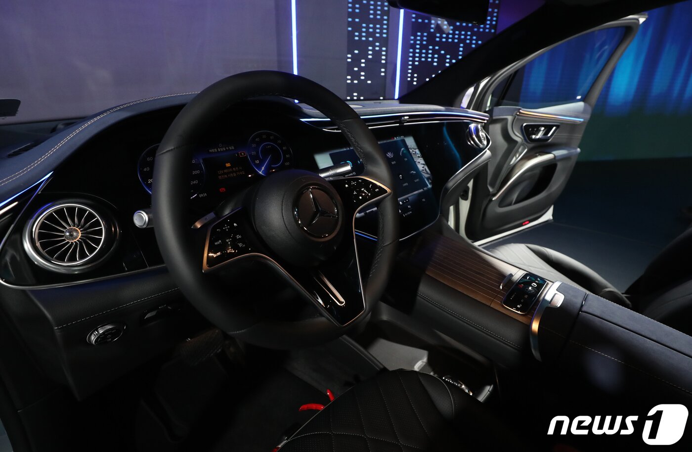 본문 이미지 - 메르세데스-벤츠 코리아가 1일 오전 서울 용산 그랜드 하얏트 호텔에서 대형 전기차 전용 아키텍처 'EVA2'를 기반으로 개발된 최초의 SUV '더 뉴 EQS SUV'를 공개했다. 최첨단 디지털 요소 및 러셔리한 실내 인테리어가 눈길을 끈다. ⓒ News1 권현진 기자