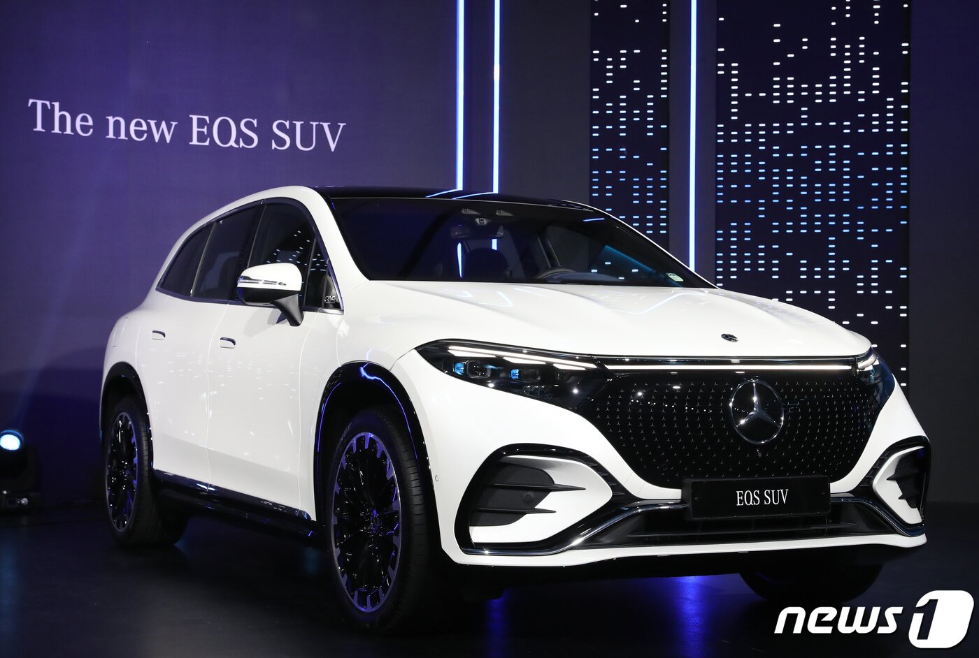 본문 이미지 - 1일 오전 서울 용산 그랜드 하얏트 호텔에서 메르세데스-벤츠 코리아의 럭셔리 전기 SUV '더 뉴 EQS SUV'가 선보이고 있다.  ⓒ News1 권현진 기자