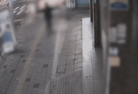 본문 이미지 - 지난달 19일 오후 7시50분쯤 서울 동대문구의 한 거리에 만취 상태로 등장한 50대 남성이 비틀대다 쓰러졌다. (MBC)