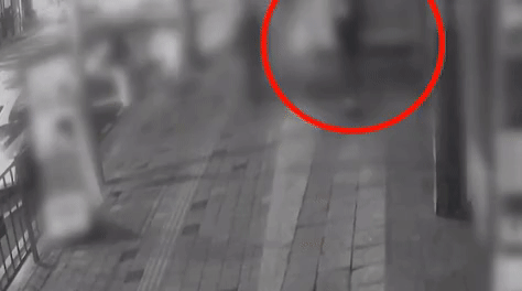 본문 이미지 - 골목에 진입한 차량이 A씨를 발견하지 못하고 그를 밟고 지나갔다. 경찰차는 건너편에서 A씨를 지켜보며 대기 중이었지만 사고 순간을 포착하지 못했다. (MBC)