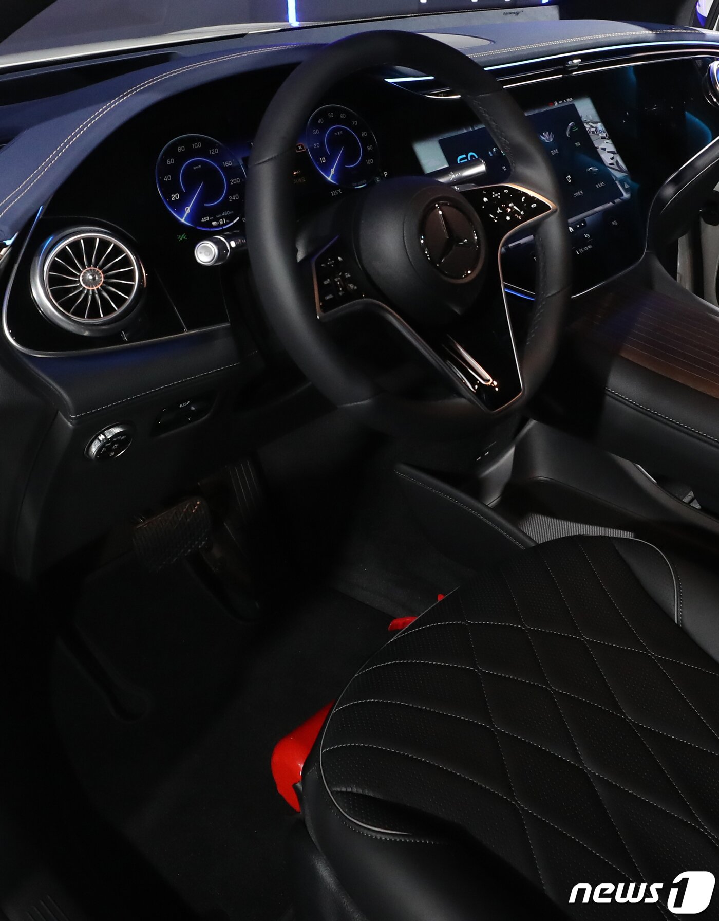 본문 이미지 - 메르세데스-벤츠 코리아가 1일 오전 서울 용산 그랜드 하얏트 호텔에서 대형 전기차 전용 아키텍처 'EVA2'를 기반으로 개발된 최초의 럭셔리 SUV '더 뉴 EQS SUV'를 공개했다. 최첨단 디지털 요소 및 러셔리한 실내 인테리어와 함께 운전석 아래로는  혹시나 모르는 사고에 대비해 소화기가 배치돼 있다. ⓒ News1 권현진 기자