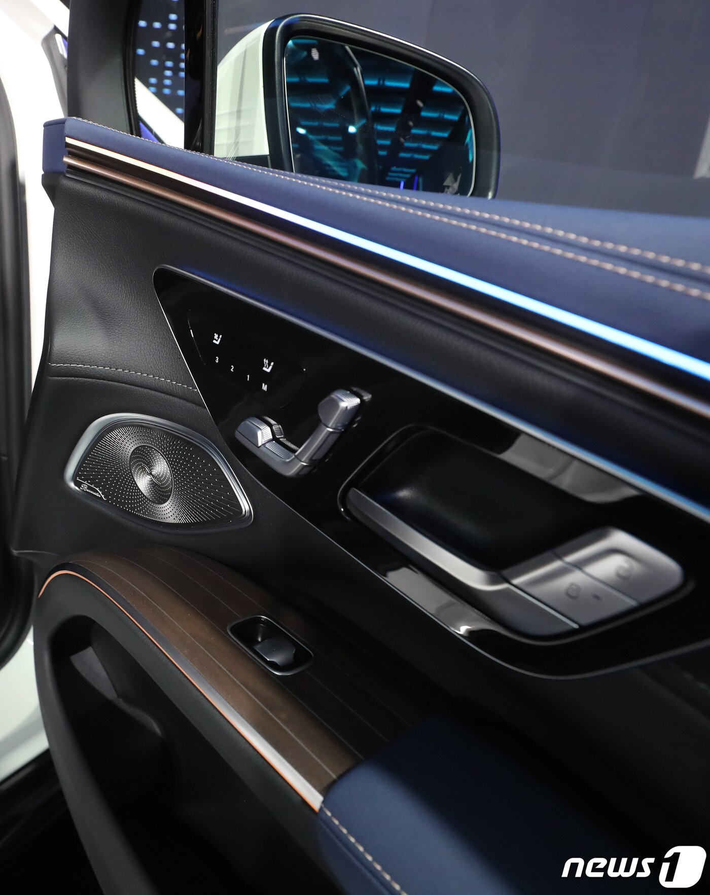 본문 이미지 - 메르세데스-벤츠 코리아가 1일 오전 서울 용산 그랜드 하얏트 호텔에서 대형 전기차 전용 아키텍처 'EVA2'를 기반으로 개발된 최초의 럭셔리 SUV '더 뉴 EQS SUV'를 공개했다. ⓒ News1 권현진 기자