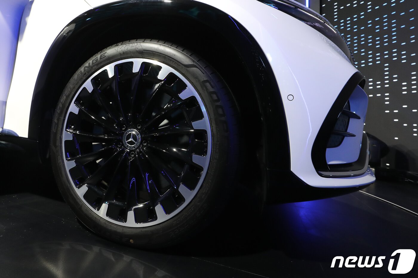 본문 이미지 - 메르세데스-벤츠 코리아가 1일 오전 서울 용산 그랜드 하얏트 호텔에서 대형 전기차 전용 아키텍처 'EVA2'를 기반으로 개발된 최초의 럭셔리 SUV '더 뉴 EQS SUV'를 공개했다. 21-22인치의 대형 휠이 눈길을 끈다. ⓒ News1 권현진 기자
